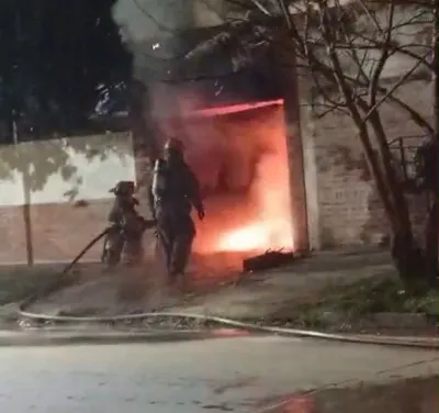Impactante incendio de una camioneta en el garage de una vivienda de Quilmes Oeste