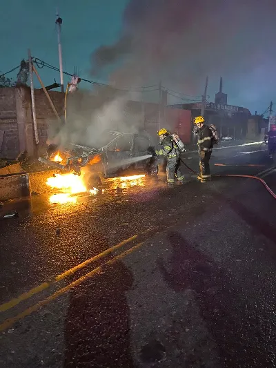 Impactó contra un puente y su auto terminó consumido por las llamas: Se salvó de milagro