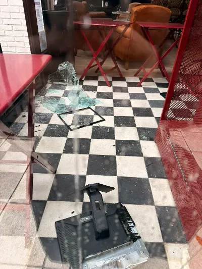 Robo y destrozos en una heladería de Quilmes Centro durante la madrugada
