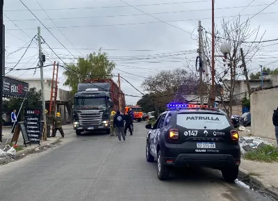 Camiones provocaron graves daños en el tendido eléctrico