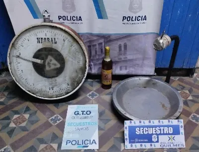 Robaron una balanza y una botella de miel en una verdulería: cinco detenidos