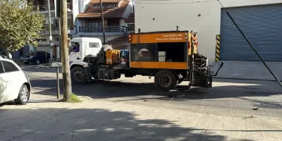 Embistieron a un estudiante a la salida del colegio y, tras el reclamo, colocaron reductores de velocidad