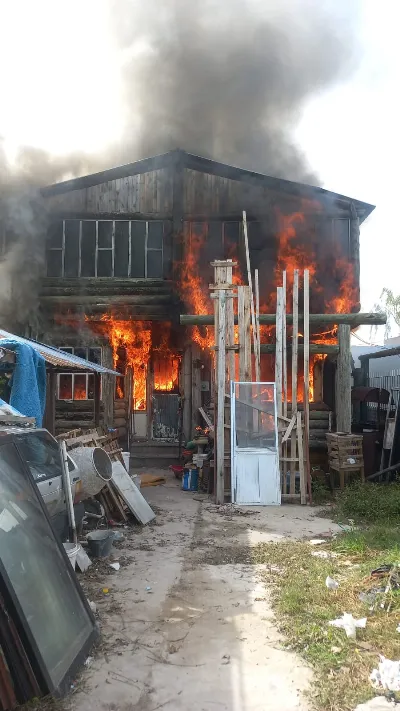 Incendio arrasó con una cabaña en Villa Luján: pérdidas totales