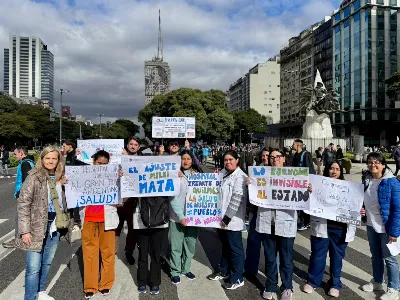 Un centenar de trabajadores del Hospital Iriarte participaron de la marcha en defensa de la Salud Pública