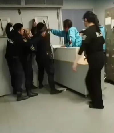 Tensión en el Hospital Iriarte tras la muerte de un adolescente