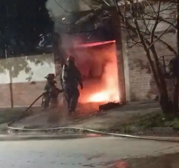 Impactante incendio de una camioneta en el garage de una vivienda de Quilmes Oeste