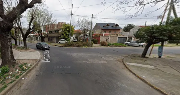 Vecinos de Bernal reclaman medidas urgentes en una calle donde se repiten los accidentes