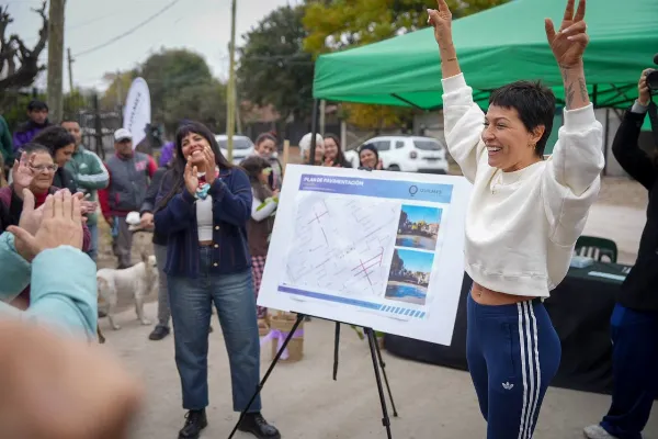 Mayra y Eva Mieri recorrieron obra de pavimentos en Solano y entregaron árboles a vecinos