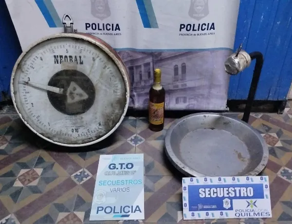 Robaron una balanza y una botella de miel en una verdulería: cinco detenidos