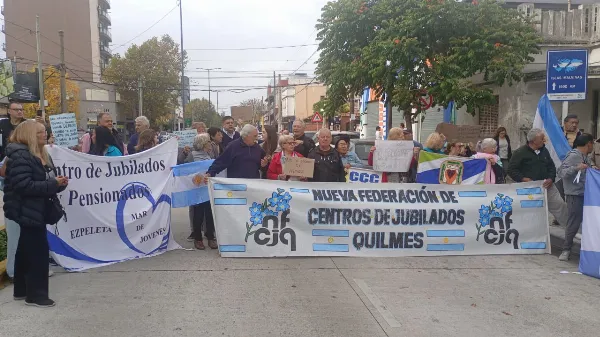 Jubilados marcharon al PAMI de Quilmes en reclamo por la falta de atención