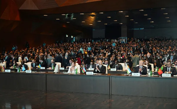 Mayra Mendoza participa de un foro de la ONU en Azerbaiyán sobre desarrollo urbano sostenible