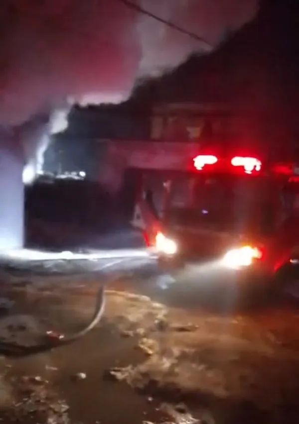 Desgarrador incendio en Bernal Oeste: Una familia perdió todo