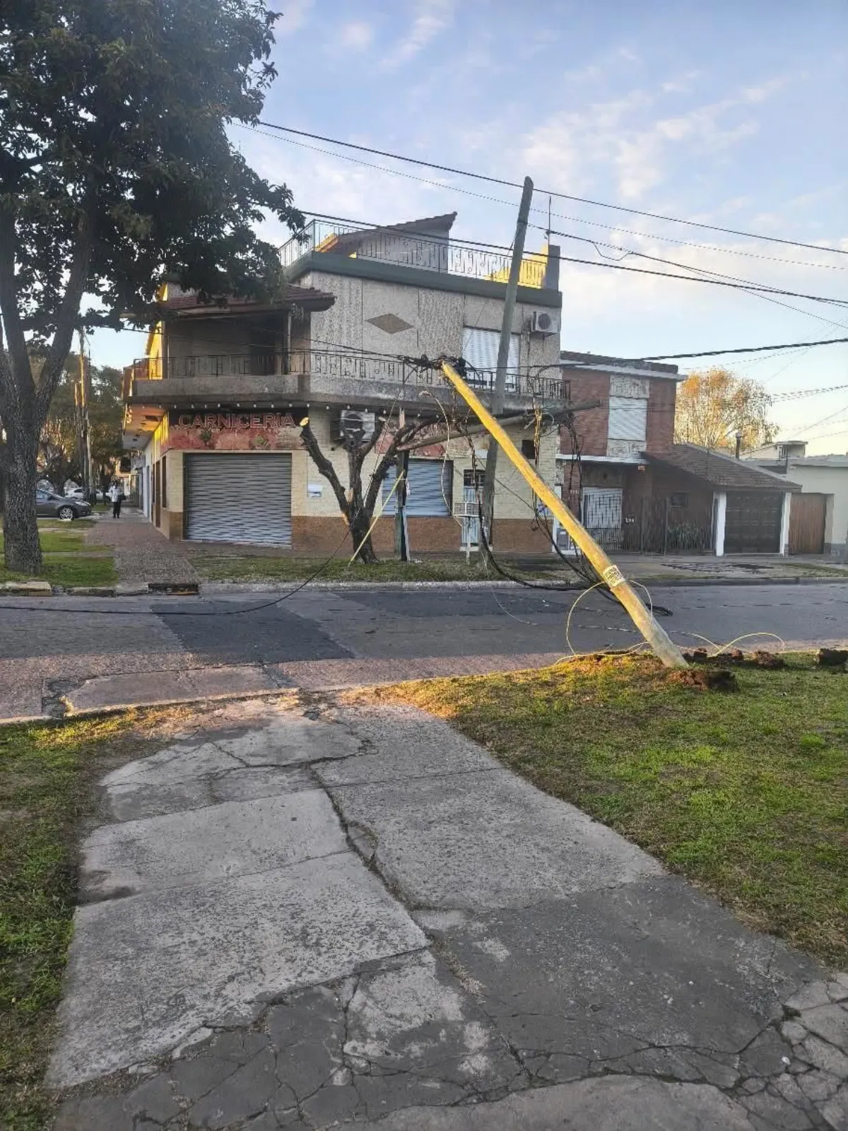 Camión con acoplado derribó postes en Quilmes Oeste y dejó a vecinos sin luz, cable e internet
