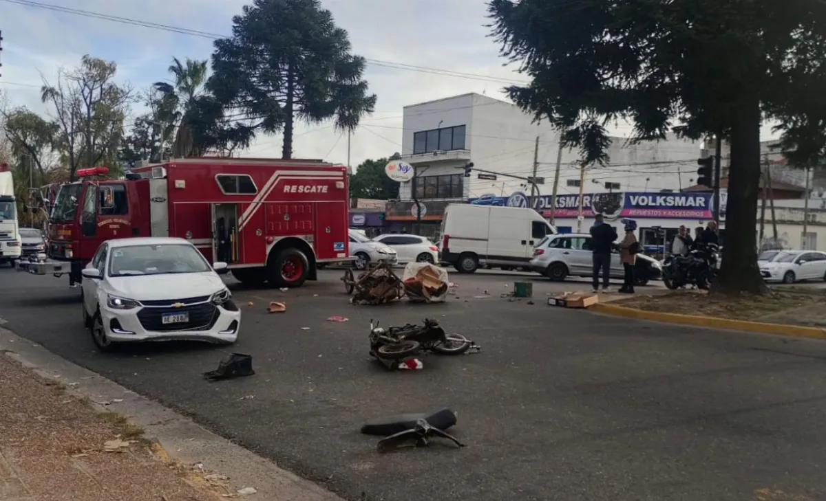 Choque múltiple en Bernal: Auto impactó contra dos motos