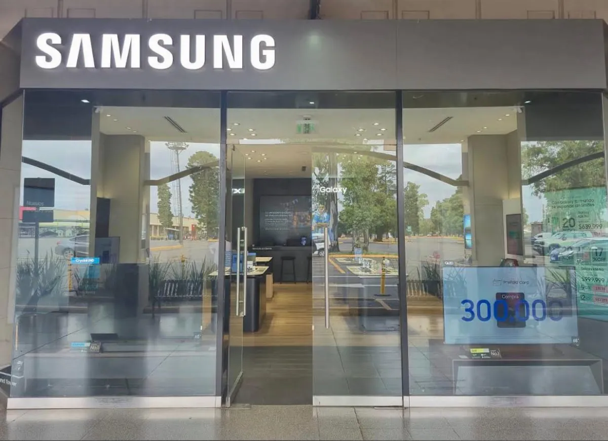 Asaltaron el local Samsung en Jumbo, cayeron de la moto durante la huida y abandonaron todo lo robado