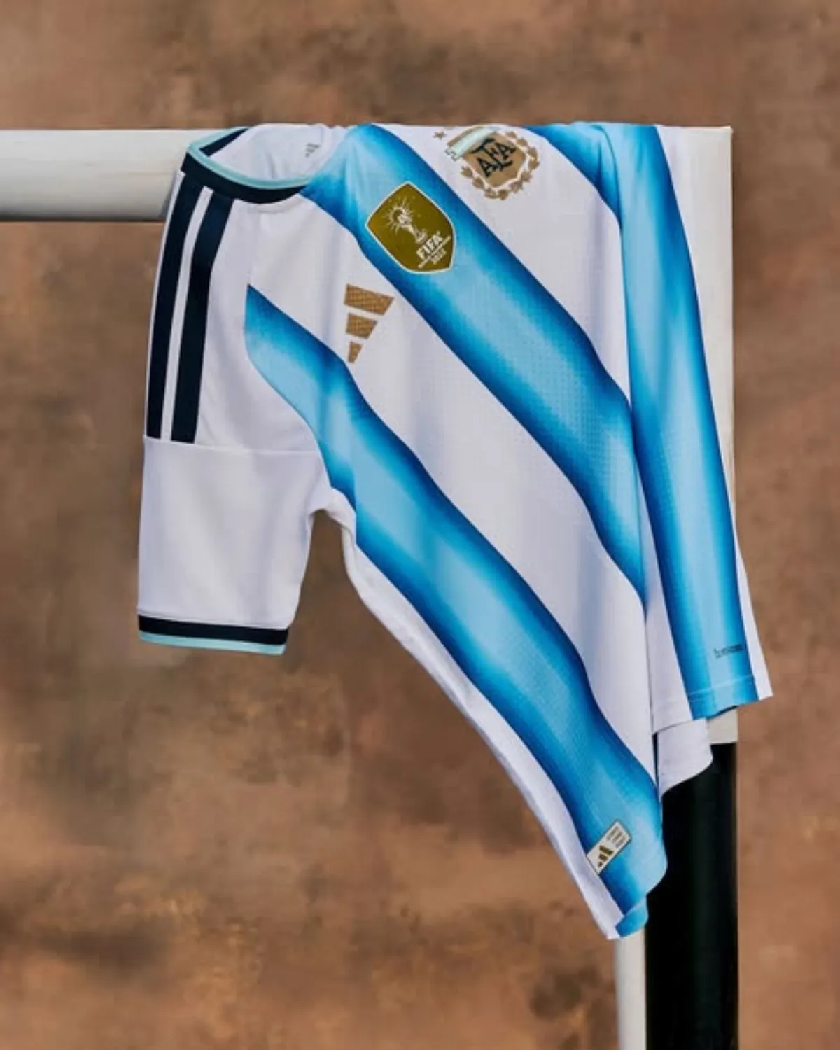Jóvenes quilmeños crearon un sistema para identificar camisetas truchas de la Selección Argentina