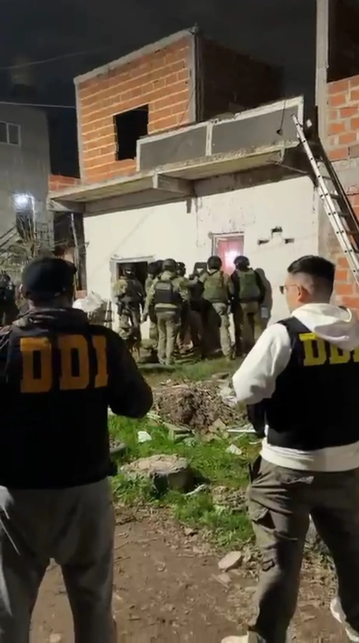 Tensión y rehenes en Bernal: El Grupo Halcón redujo a delincuente que mantenía cautiva a su familia