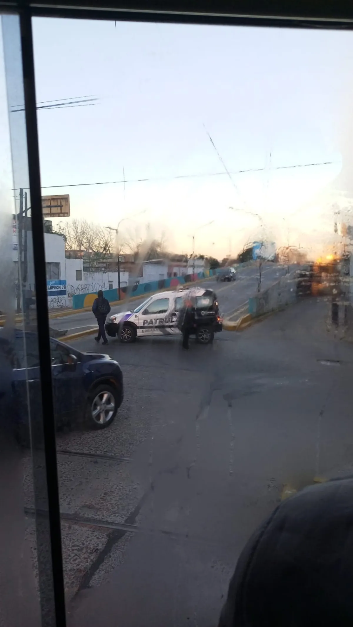Otro incidente con un camión: El puente 14 de Agosto amaneció cortado por la caída de postes y cables