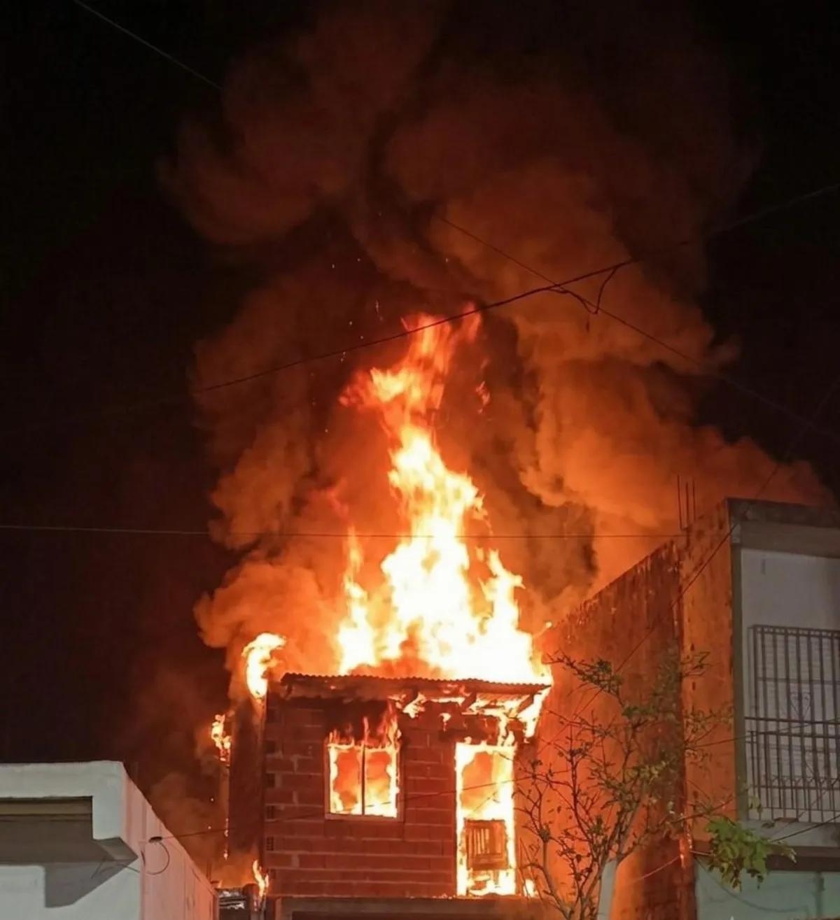 Incendio destruyó una vivienda en Ezpeleta: una familia con dos niños perdió todo y pide ayuda