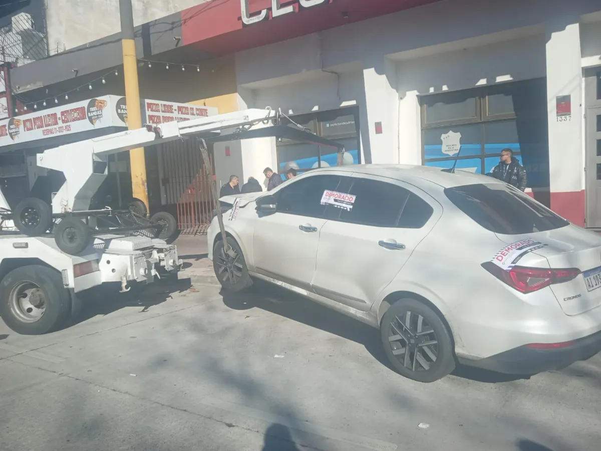 Conductor alcoholizado chocó dos autos estacionados