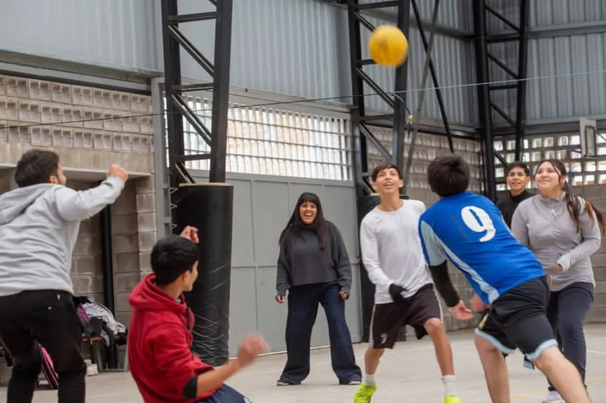 Eva Mieri recorrió el polideportivo Maradona y compartió una clase de educación física con vecinos