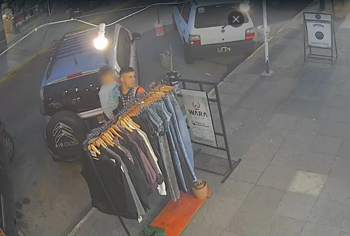 Indignante robo en Ezpeleta: Mechero con su hijo en brazos se llevó cuatro pantalones