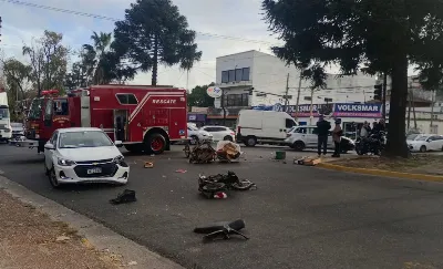 Choque múltiple en Bernal: Auto impactó contra dos motos