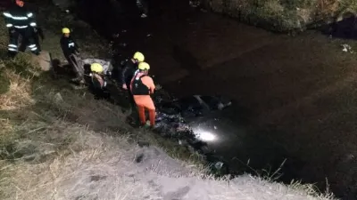 Volcó un camión con vacas en el Arroyo y vecinos quisieron llevarse el animal muerto para faenarlo