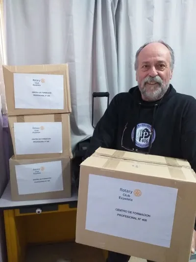 Rotary Club Ezpeleta donó libros al Centro de Formación Profesional 406