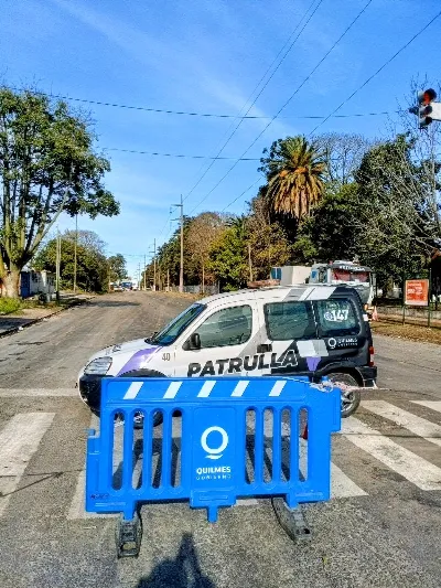 Un transformador gigante mantiene cortado el tránsito en Av. La Plata y Laprida