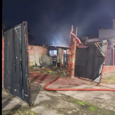 Incendio destruyó un hogar en Bernal Oeste y dejó a un hombre gravemente herido