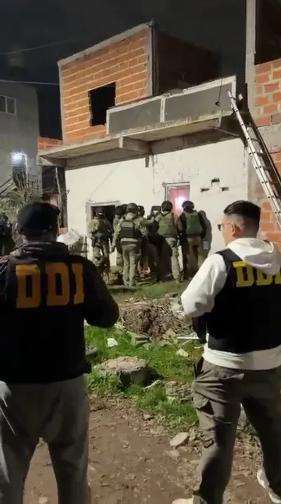 Tensión y rehenes en Bernal: El Grupo Halcón redujo a delincuente que mantenía cautiva a su familia