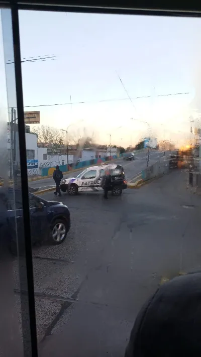 Otro incidente con un camión: El puente 14 de Agosto amaneció cortado por la caída de postes y cables