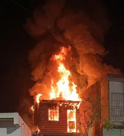 Incendio destruyó una vivienda en Ezpeleta: una familia con dos niños perdió todo y pide ayuda