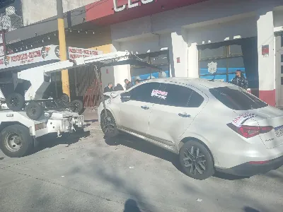 Conductor alcoholizado chocó dos autos estacionados