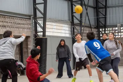Eva Mieri recorrió el polideportivo Maradona y compartió una clase de educación física con vecinos