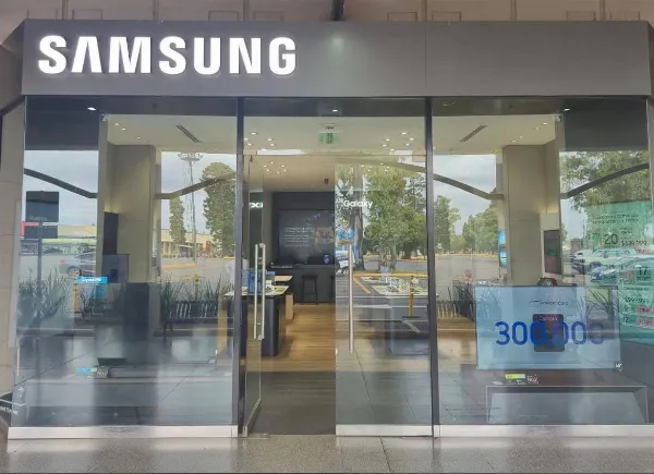 Asaltaron el local Samsung en Jumbo, cayeron de la moto durante la huida y abandonaron todo lo robado