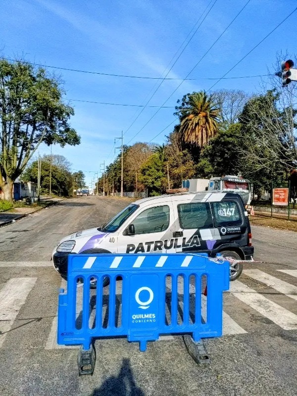 Un transformador gigante mantiene cortado el tránsito en Av. La Plata y Laprida