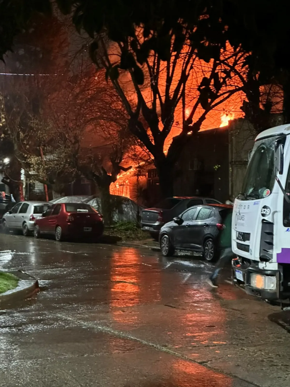 Destructivo incendio en una vivienda de Quilmes Oeste: Un hombre sufrió quemaduras