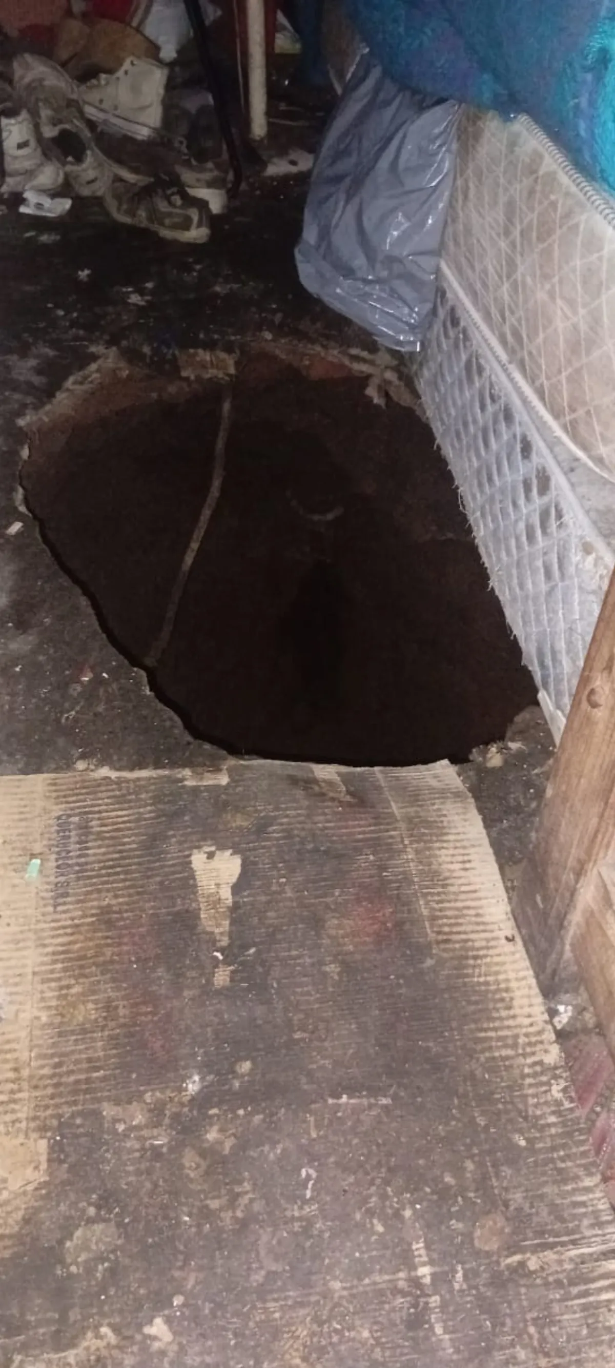 Dramático derrumbe en una vivienda: Enorme socavón obligó a evacuar a una familia