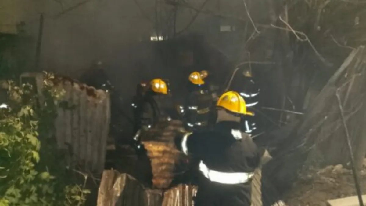 Voraz incendio destruyó dos viviendas y dejó un hombre herido