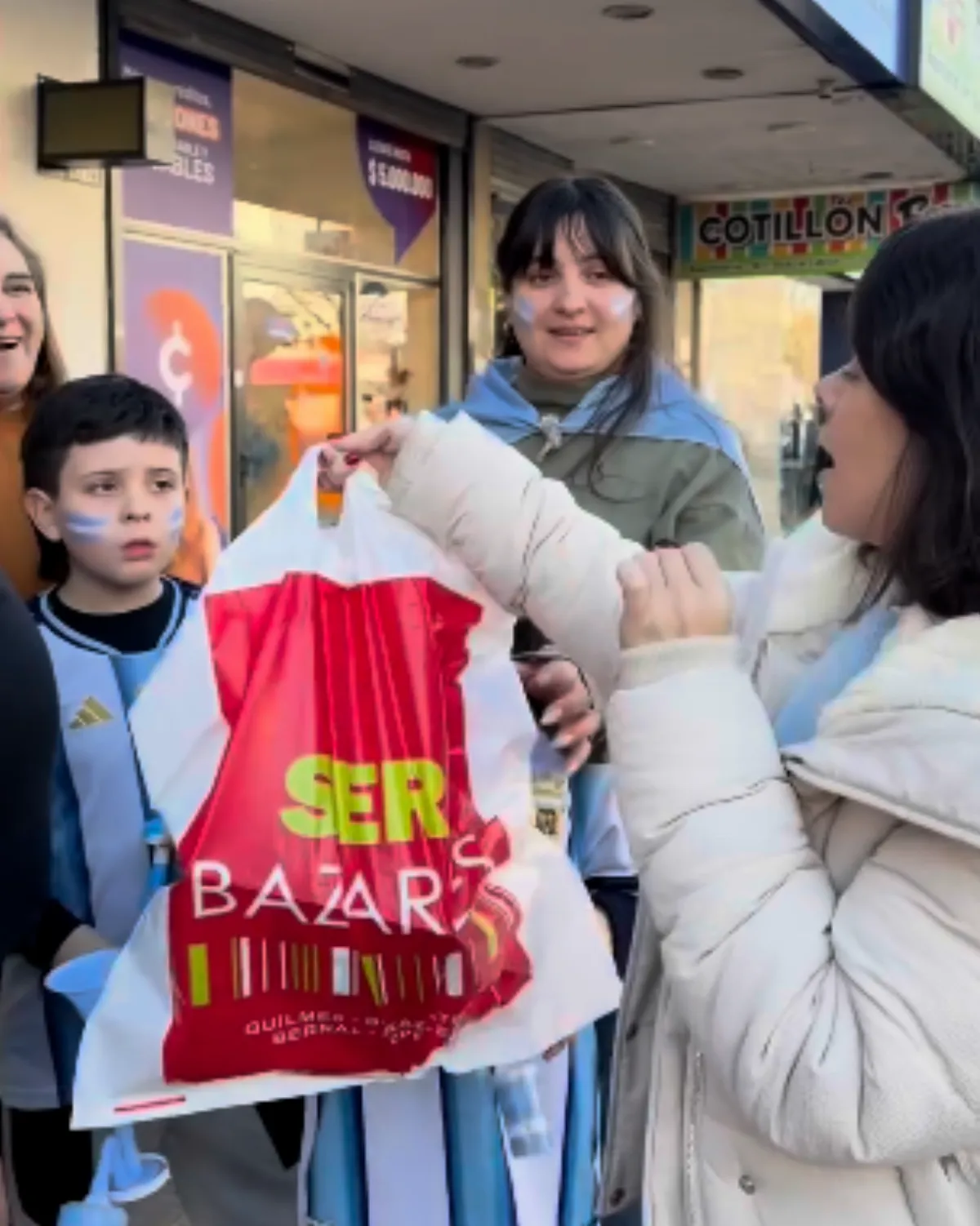 Locura por la Selección: SerBazares regaló productos a quienes pasaban por el local