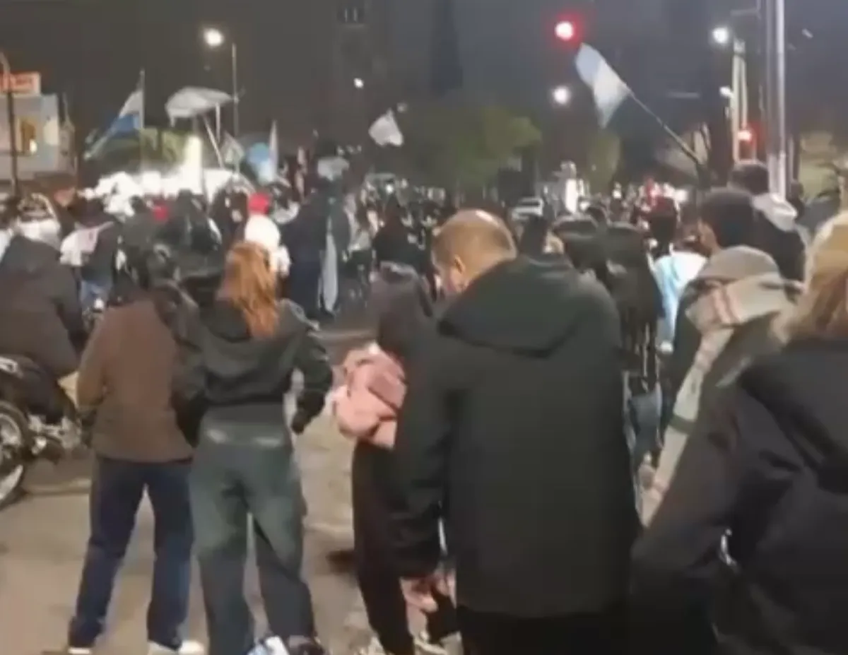 A pesar de la derrota, Quilmes volvió a salir a las calles para agradecer a la Selección Argentina