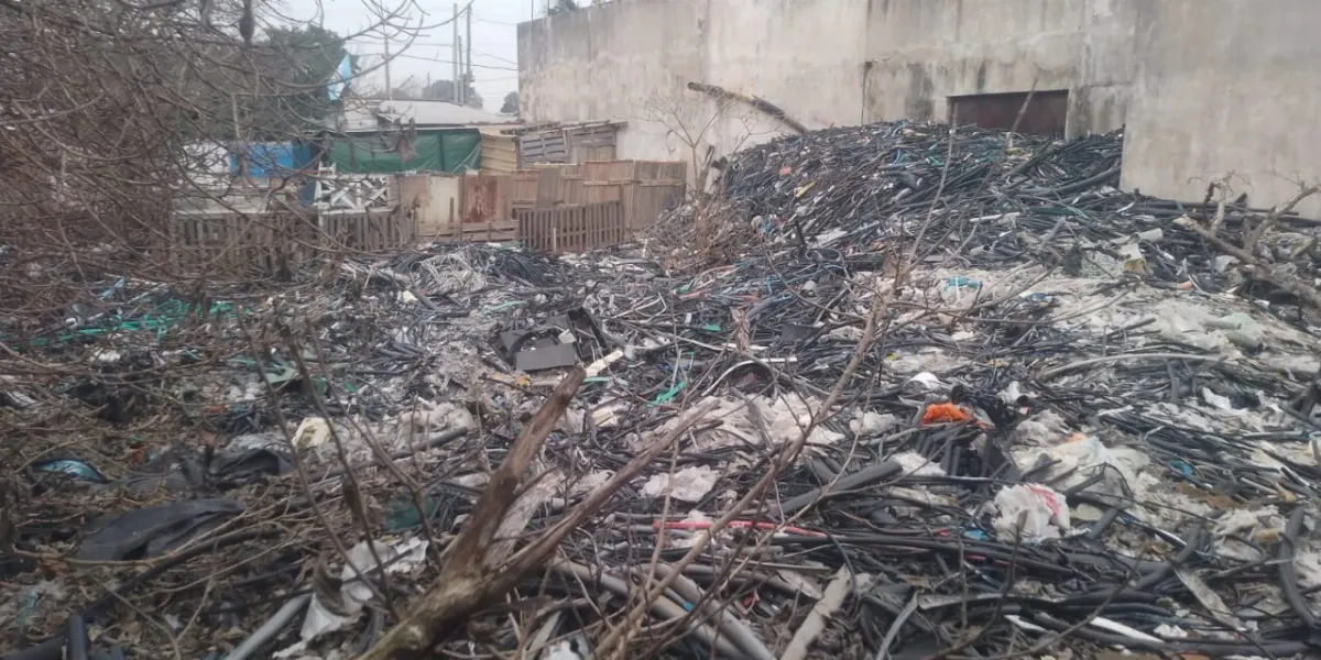 Preocupación en Bernal Oeste por el acopio de cables y materiales en un predio