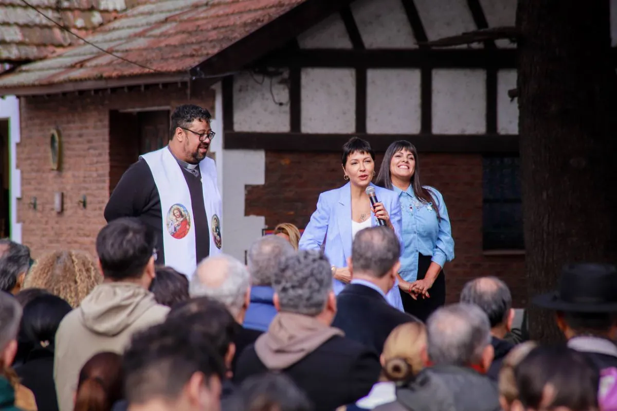 Mayra Mendoza y Eva Mieri encabezaron acto por los 210 años de la Independencia Argentina
