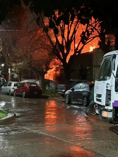 Destructivo incendio en una vivienda de Quilmes Oeste: Un hombre sufrió quemaduras
