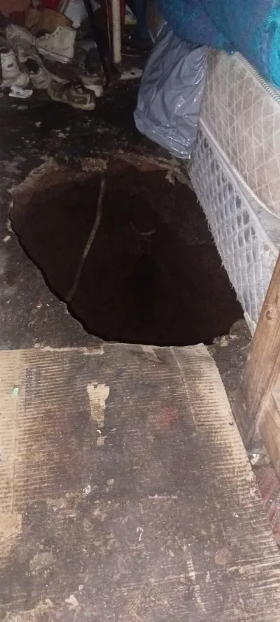 Dramático derrumbe en una vivienda: Enorme socavón obligó a evacuar a una familia