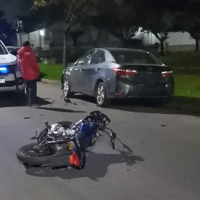 Motociclista resultó herido tras perder el control y caer sobre el asfalto