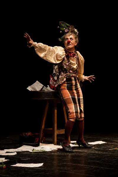 Llega a Bernal el unipersonal de clown musical "La Frecuencia Perfecta"