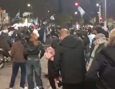 A pesar de la derrota, Quilmes volvió a salir a las calles para agradecer a la Selección Argentina